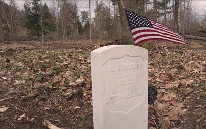 A tombstone with an American flag